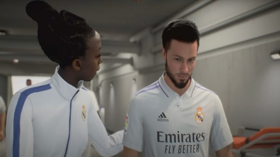 FIFA 23-Karrieremodus: Ein Fußballspieler in einem weißen Trikot spricht mit seinem Trainer