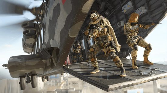 Warzone: a squad of soldiers prepares to jump out of a helicopter in one of the best FPS games