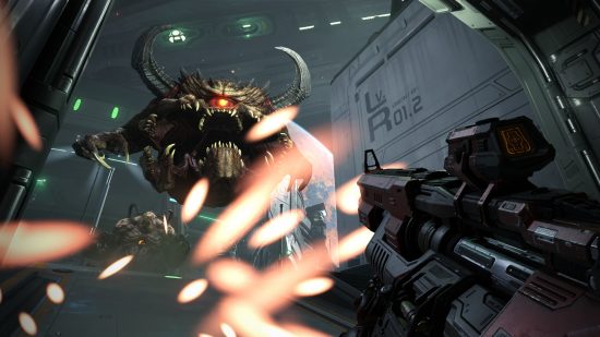 Doom Eternal-Komponist Mick Gordon behauptet, id Software-Regisseur habe „gelogen“: Ein Doom-Monster wird von einem riesigen Maschinengewehr angegriffen