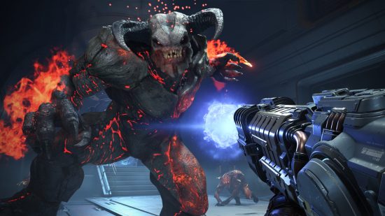 Doom Eternal-Komponist Mick Gordon behauptet, id Software-Direktor habe „gelogen“: Ein gehörnter Dämon knurrt, als Doomguy mit einem Plasmagewehr angreift