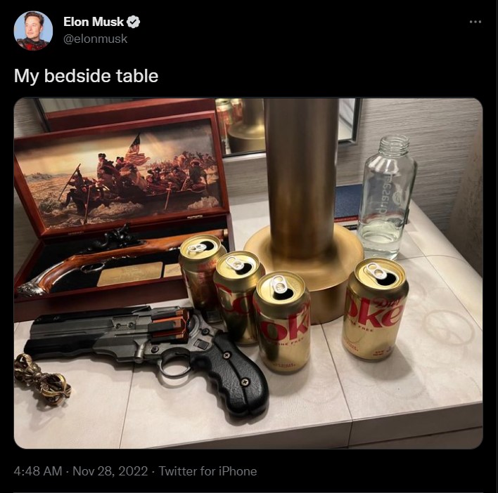Elon Musk Deus Ex-Waffe: Ein Bild eines von Elon Musk geposteten Tweets mit einem Foto eines Nachttisches, der zwei Nachbildungen von Waffen und vier offene Diät-Cola-Dosen enthält