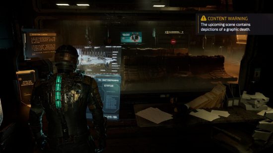 Ein Mann in einem futuristischen Raumanzug blickt in einem verlassenen Raumschiff auf einen Bildschirm