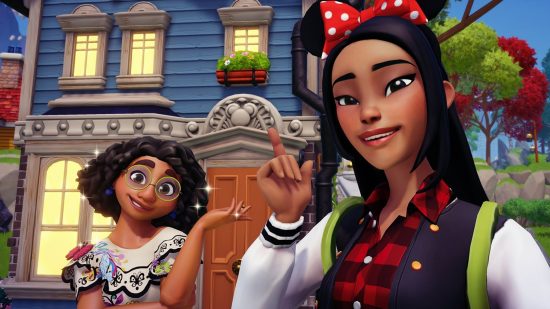 Die Charaktere von Disney Dreamlight Valley wurden unter Berücksichtigung einer Sache ausgewählt: Eine schwarze Frau mit langen Haaren und Minnie-Maus-Ohren steht mit einer kleinen lateinamerikanischen Frau mit lockigem Haar, die ein traditionelles lateinamerikanisches weißes Hemd trägt, vor einem blauen Haus mit einer großen braunen Tür