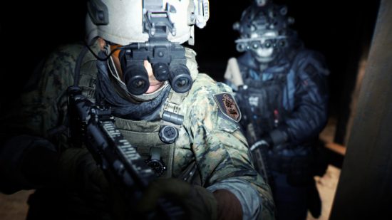 Call of Duty für Activision Blizzard verkaufen Microsoft-Deal sagt Regulierungsbehörde: Zwei Operatoren im FPS-Spiel Modern Warfare 2 bewegen sich mit Nachtsichtgeräten durch ein Haus 