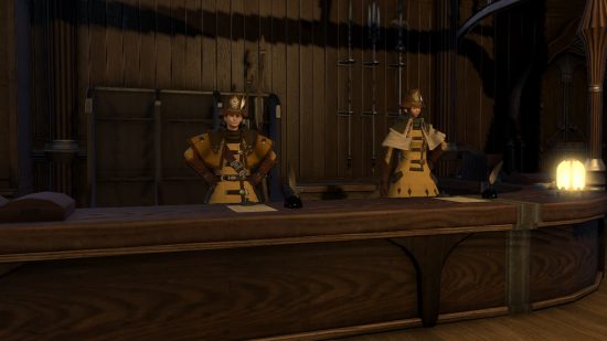 Hinter einem Schreibtisch stehen zwei animierte Personen in gelber Uniform mit weißen Rüschen an den Schultern