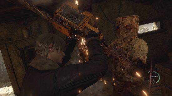 Mods de Resident Evil 4 Remake: Leon está luchando contra un enemigo con una motosierra con una motosierra.  El enemigo tiene una bolsa en la cabeza y ojos saltones.