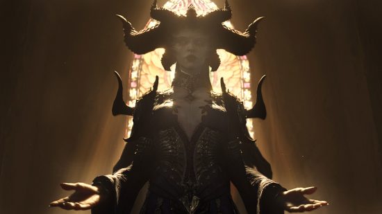 Diablo 4 beta - Die Dämonin Lilith hebt ihre Hände in einer einladenden Geste, umrahmt von Licht, das durch das Buntglasfenster einer Kirche hinter ihr strömt