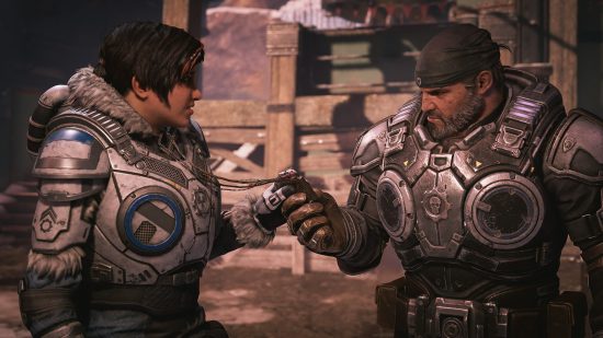 Gears of War könnte laut Microsoft-Liste zurückkommen: Zwei Soldaten in riesiger Rüstung teilen sich im Koop-Spiel Gears of War einen Faustschlag auf dem Schlachtfeld