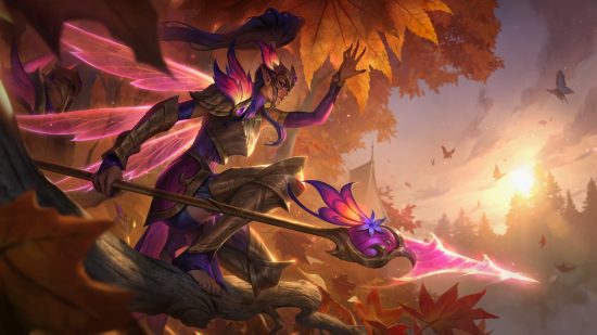 Eine Frau mit einem violetten Pferdeschwanz steht in einem Baum, trägt eine goldene Rüstung und hält einen reich verzierten goldenen Speer mit violetten Intarsien