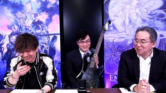 FFXIV Live Letter 76 – Game Director Naoki Yoshida, der neue CEO von Square Enix, Takashi Kiryu (in der Hand eine FFXIV-E-Gitarre), und der scheidende CEO Yosuke Matsuda