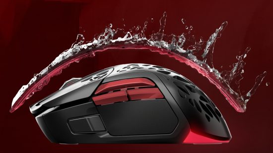 Seitenansicht der Diablo 4 SteelSeries-Maus mit einem Wasserspritzer darüber und einem roten Hintergrund