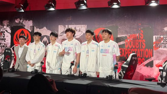 Eine Gruppe chinesischer League of Legends-Spieler von BBG in weißen Uniformen steht vor einem schwarz-roten Hintergrund