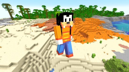 Туповатая модель кожи Minecraft на фоне красного и обычного песка Minecraft с джунглями на горизонте.