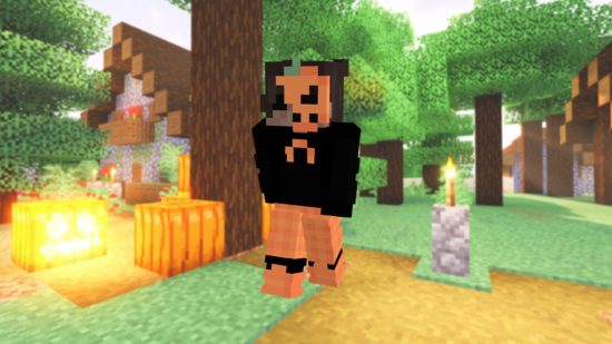 Лучшие скины Minecraft: игрок стоит в таежной деревне, окруженной тыквами, в крутом хэллоуинском скине, с маской наполовину тыквы и подходящими оранжевыми штанами с черным топом.