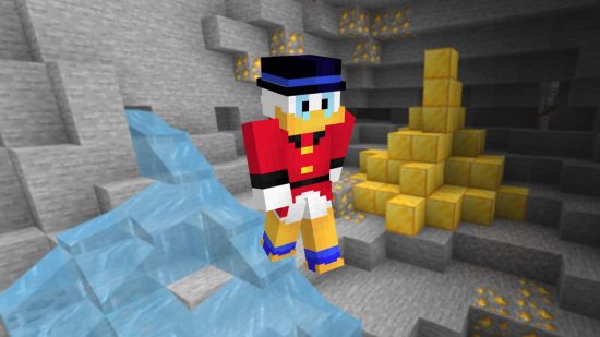 Модель скина Скруджа МакДака Диснея для Minecraft показана на фоне пещеры Minecraft, заполненной кучей золотых блоков и большим количеством золотой руды.