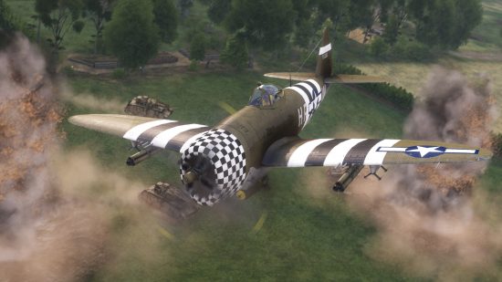 Arma 3 DLC Spearhead 1944 – ein Flugzeug schwebt über mehreren Panzern auf einem Feld.