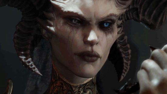 Diablo 4-Patchnotizen 1.0.4 – Die bleichgesichtige Dämonin Lilith starrt wütend auf einen Schlüssel, den sie in der Hand hält.