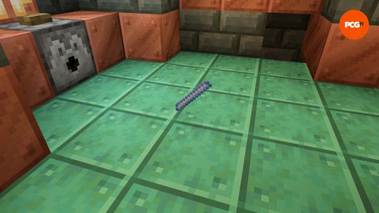 Un Minecraft Breeze Rod, l'une des gouttes Breeze, se trouve sur le sol d'une chambre d'essai.