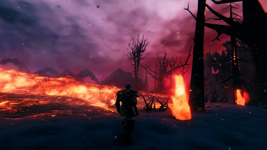 Actualización de Valheim Ashlands: una persona cruza una tierra ennegrecida y pasa junto a un lago de lava.