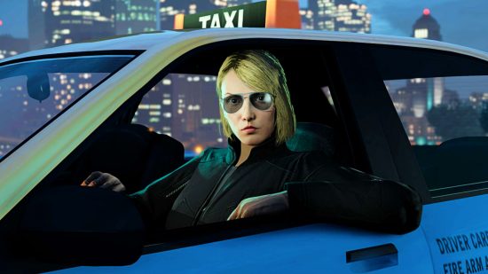 Actualización semanal de GTA Online del 9 de noviembre de 2023: una mujer con gafas de sol se sienta en el asiento del conductor de un taxi, con el brazo apoyado en el marco de la puerta con la ventanilla bajada.