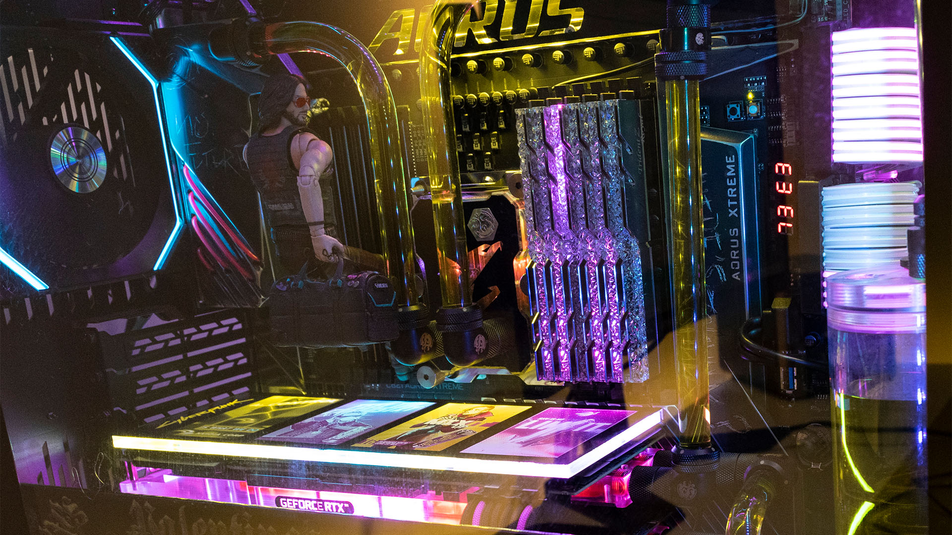 In einem Cyberpunk 2077-PC-Build, der über ein Silverhand-Modell, Neon-RAM und eine benutzerdefinierte GPU-Backplate verfügt