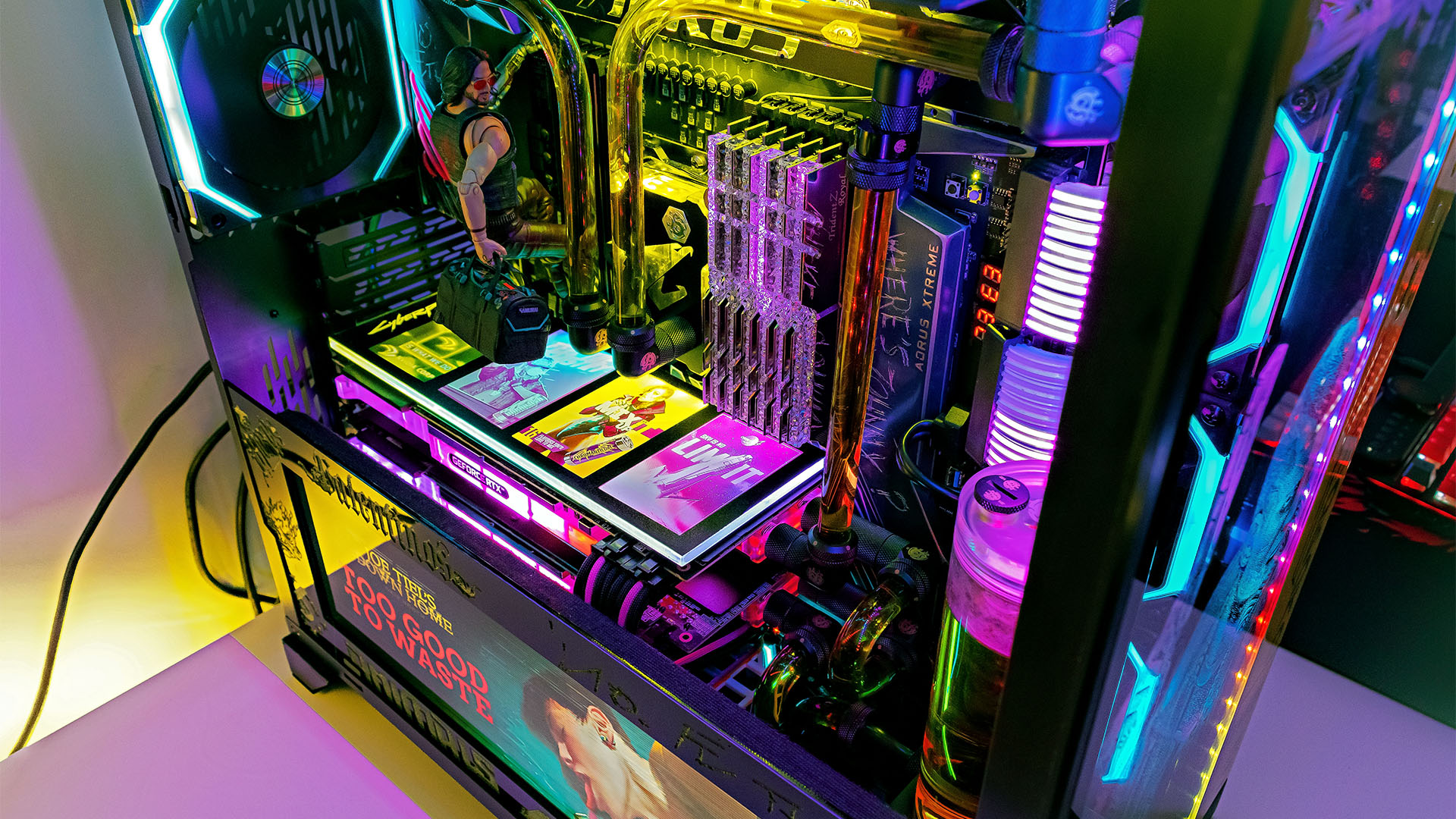 In einem maßgeschneiderten Cyberpunk 2077-PC mit maßgeschneiderter GPU-Rückplatte, vielen Neonlichtern und einer interaktiven Netzteilabdeckung
