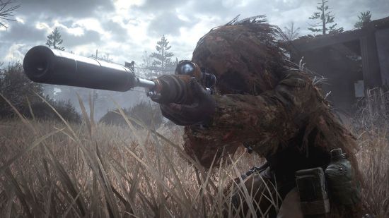 A soldier in a ghillie suit looks down the sights of their gun in one of the best war games, Call of Duty 4 Modern Warfare.