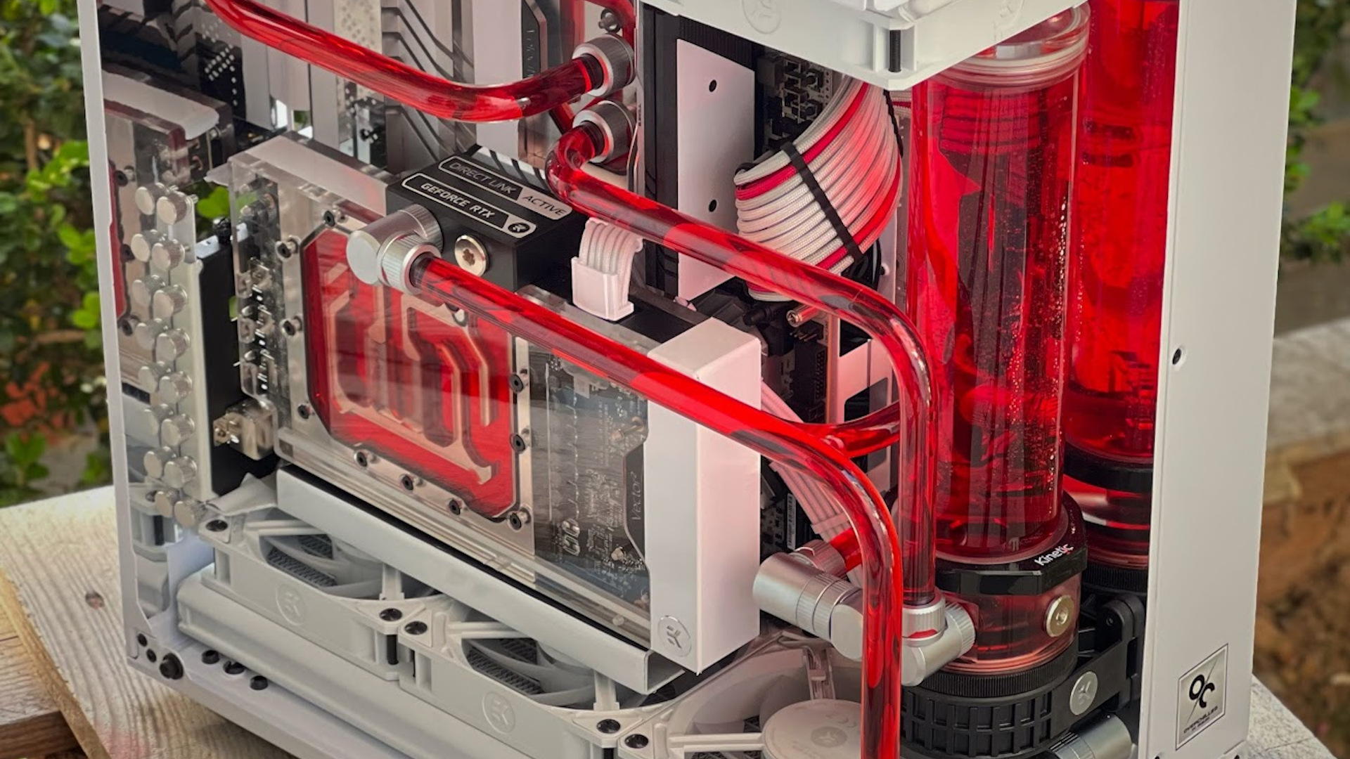 Ein genauerer Blick auf die roten Schläuche in diesem weiß-roten wassergekühlten PC