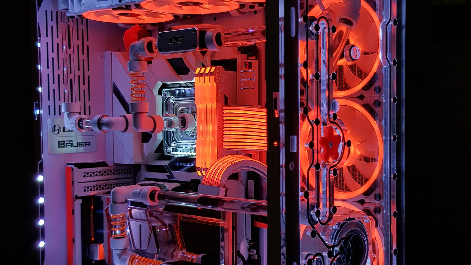 La PC para juegos de Star Wars está bañada por una luz RGB naranja