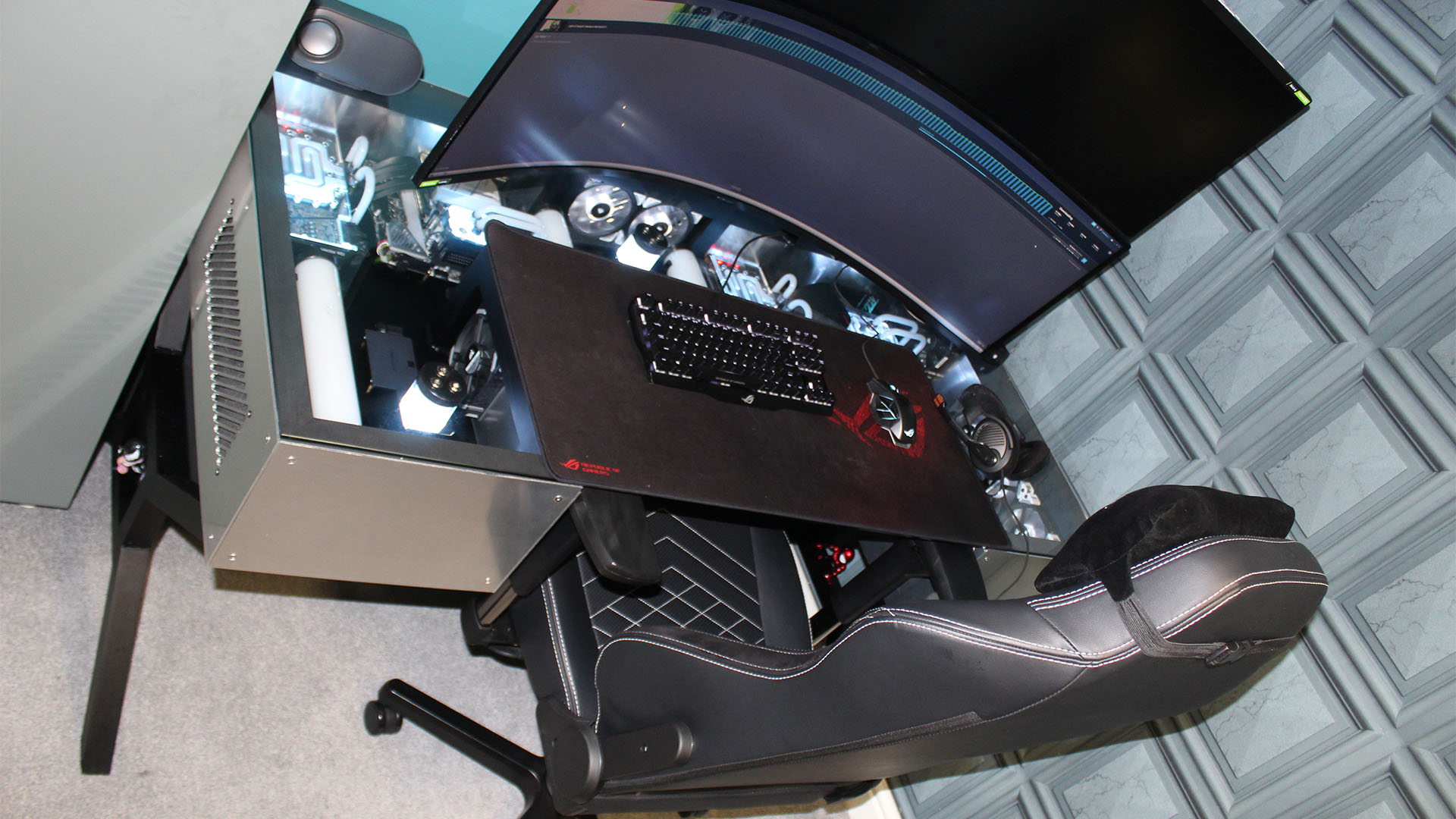 Der Aluminium-Desk-PC mit zwei Monitoren und einem Gaming-Stuhl