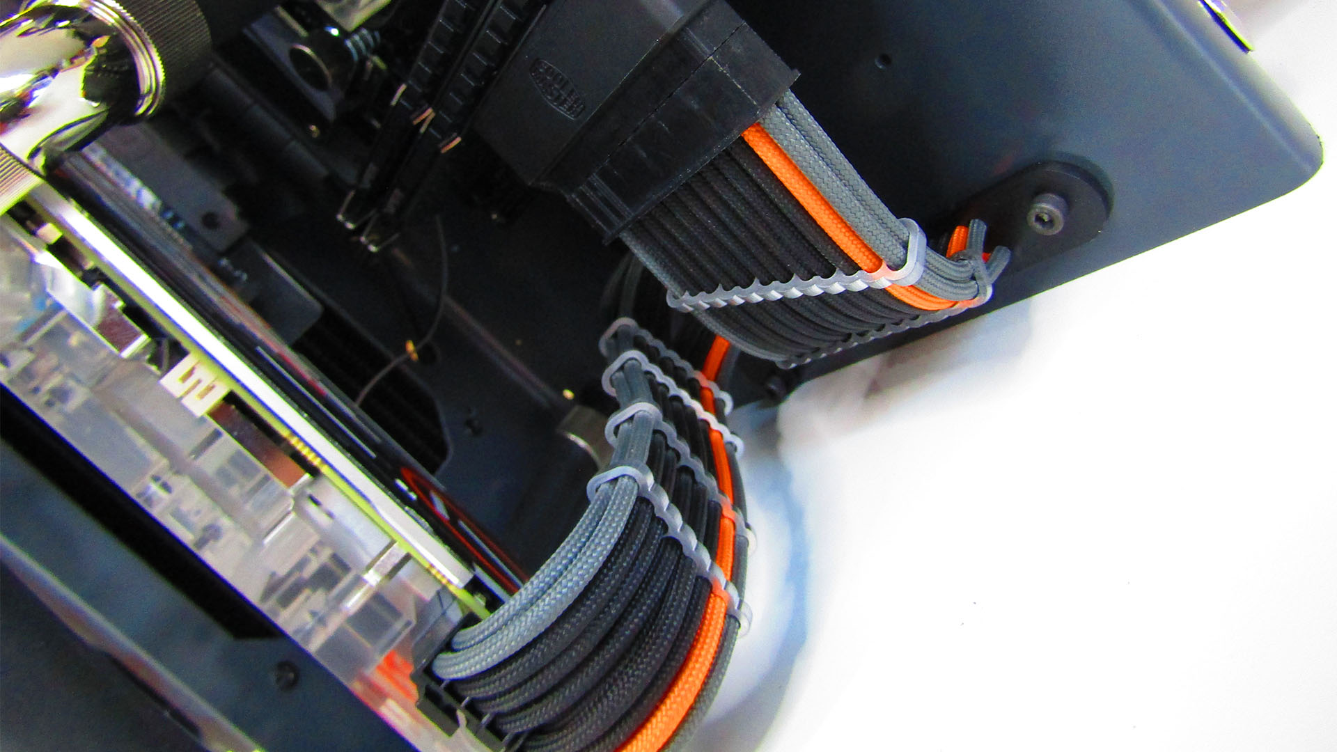 The cabling in the mini-itx gaming pc