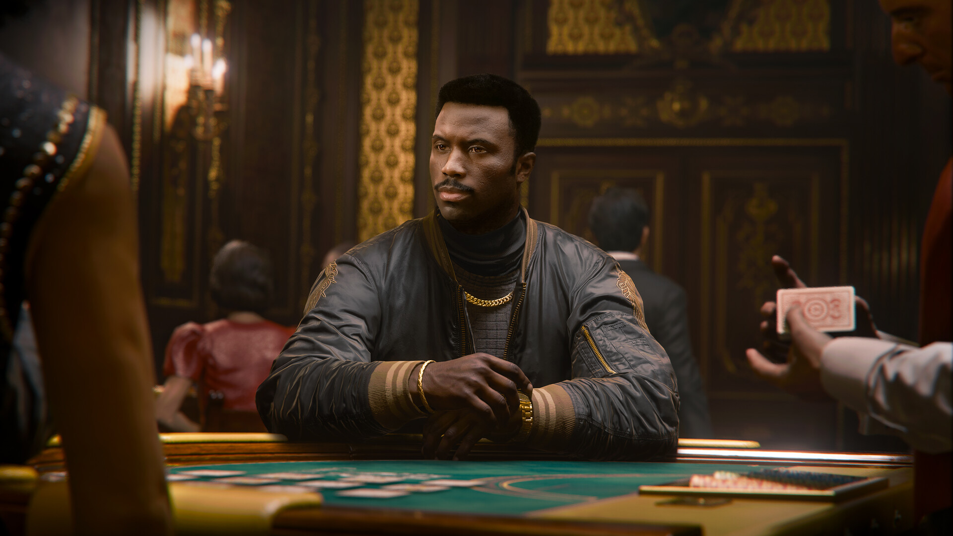 Call of Duty Black Ops 6-Kampagne – Ein elegant aussehender Mann in einer schwarz-goldenen Jacke sitzt an einem Casinotisch und hat die Arme auf der Theke abgestützt.
