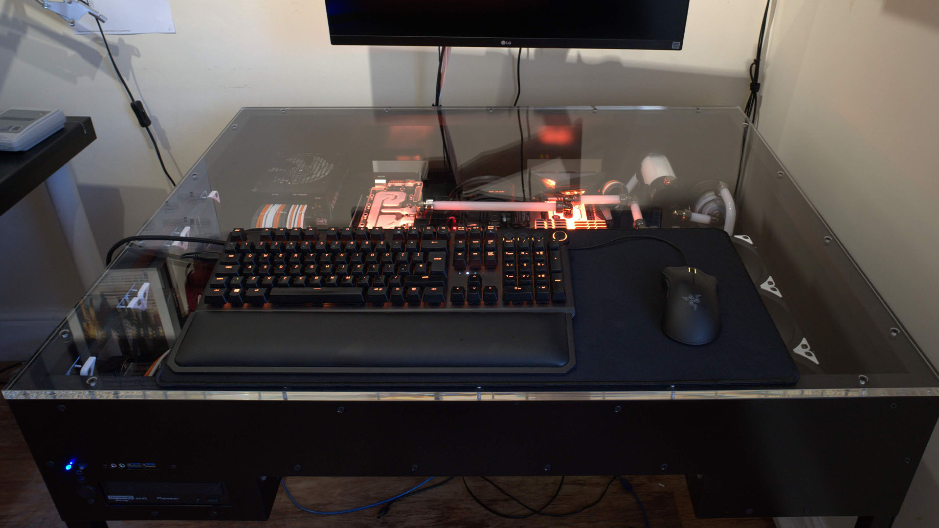 Der Omega Gaming-Schreibtisch mit Monitor und Tastatur