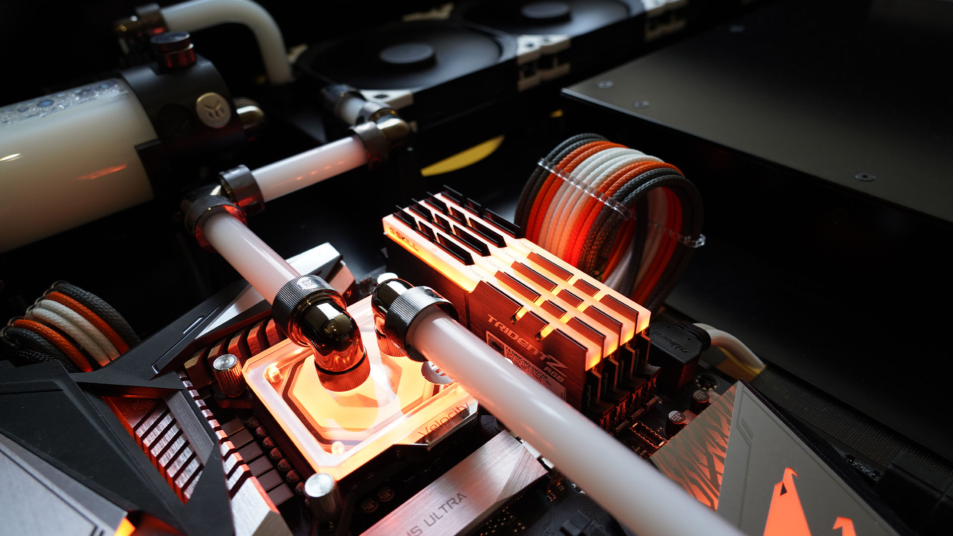 The watercooling loop inside the omega desk pc