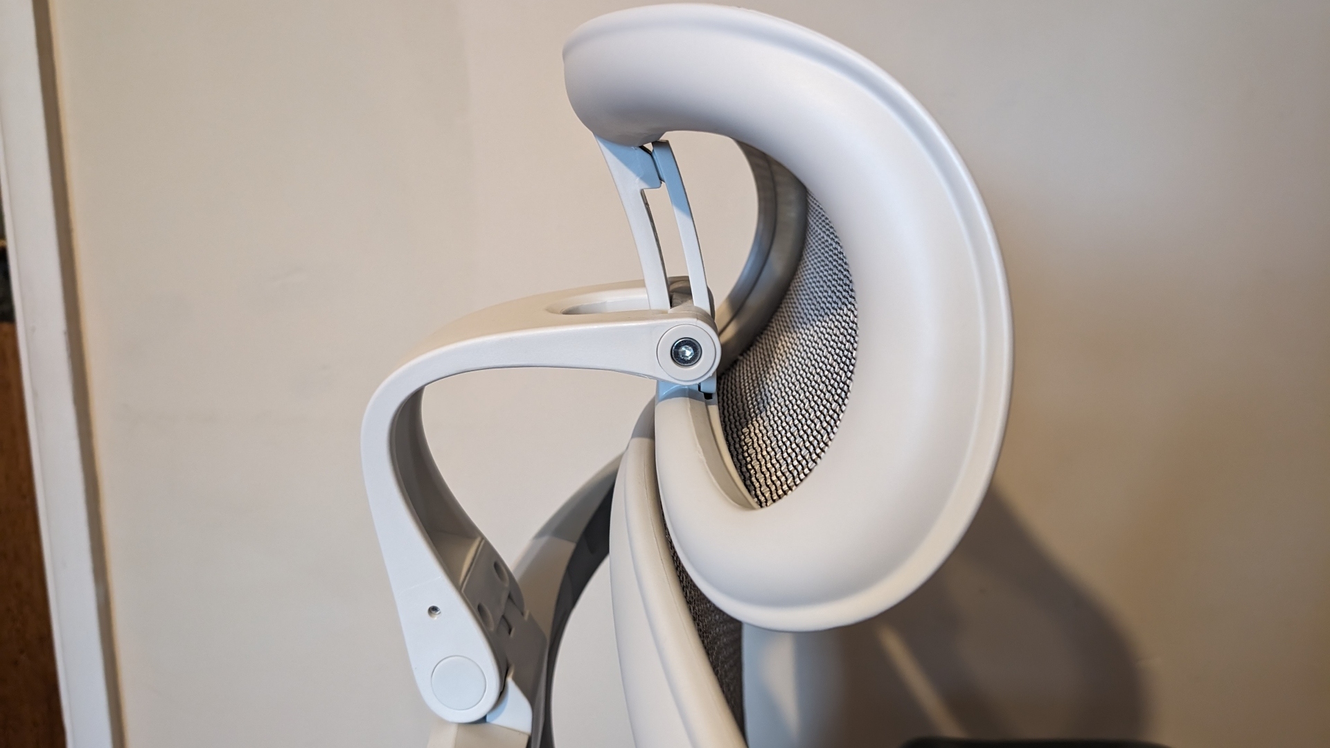 Sihoo Doro C300 chair review image showing its headrest.